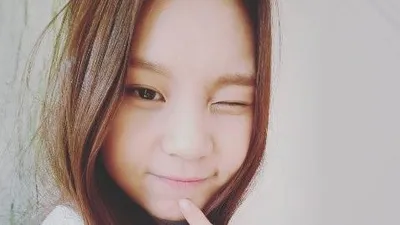 엄지, 삼촌팬 홀리는 윙크 셀카