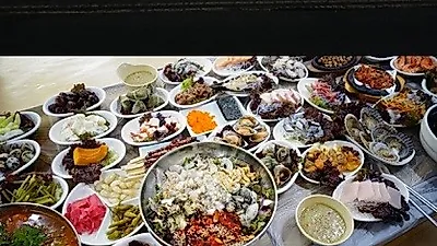 '충청도7호횟집' 60첩 반상과 7종 무지개해산물덮밥 호평