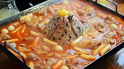 '생방송투데이' 김영태의이자카야마을 꼬치골목, 가대새와 활화산자이언트 닭떡볶이 선보여