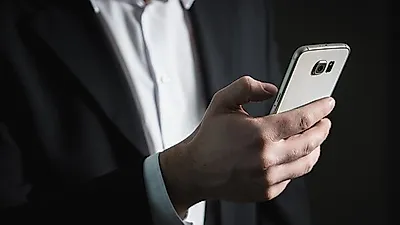 물 속으로 빠진 내   '핸드폰'   대처방법으로 복구시키자!   "전원을 켜는 행동은 절대금지!"