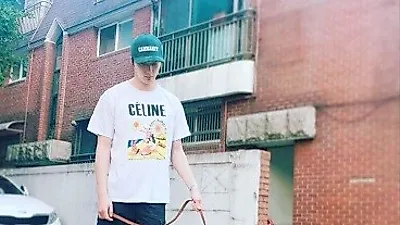 정일우, 반려견과 동네 한바퀴 '다정다감'