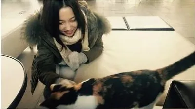 윤소희, 고양이 보며 빙그레 미소 "사람을 안무서워한당"