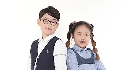 키즈모델선발대회를 통해 발굴된 최진우, 오초아 키즈패션화보에 클래식 컨셉 살려