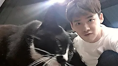 이종석, 고양이와 훈훈한 셀카 "지나가던 길냥이"