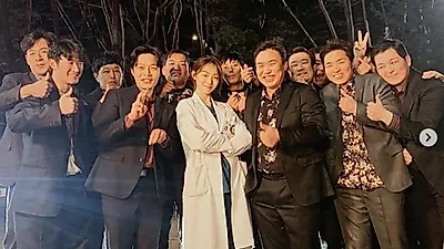 '낭만닥터2' 이성경, 홍일점 모습에 동료 소주연 댓글 반응 '폭소'