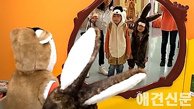 [포토] '토끼가 된 어린이 관람객' 경기도어린이박물관