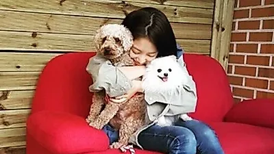 공승연, 반려견 끌어안은 채 "행복해용"
