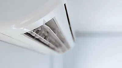 "에어컨 실외기가 안돌아가요"..물 뿌리기·커버씌우기 등 '에어컨 실외기 고장 막는 3가지 방법'