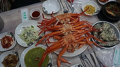 춘천맛집 '홍게좋은날' 주문진에서 공수해온 신선한 해산물을 마음껏 즐길 수 있어