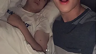 [☞핫키워드] '나혼자산다' 헨리 근황…'자고 있는 기안84 옆에서 '찰칵'