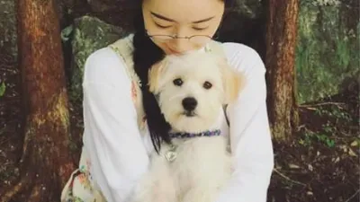 홍수아, 인형같은 강아지 안고 '다정다감'