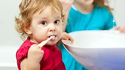 아이 충치는 부모 탓? 충치 예방과 안전한 치약 선택법