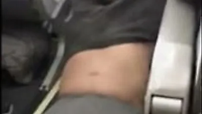 이미 분노를 키웠다...승객 끌어내린 유나이티드 항공, 양팔 잡고 질질질 끌고 가던 충격의 장면