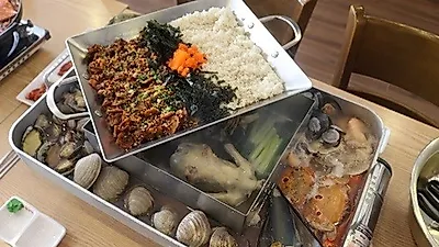 막바지 여름휴가철 안면도맛집으로 통하는 '안면가'에서 해산물가득 '용궁철판' 맛볼 수 있어 
