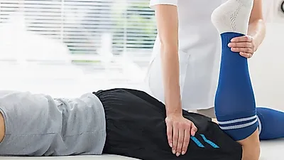 어깨 및 허리 통증 줄이는   '도수치료',…"고령자나 어린 청소년도 OK!"