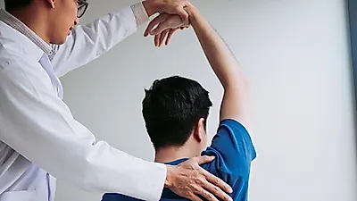 "시술자에 따라 효과 달라져요"   도수치료, 효과는?…척추측만증 치료에 제격
