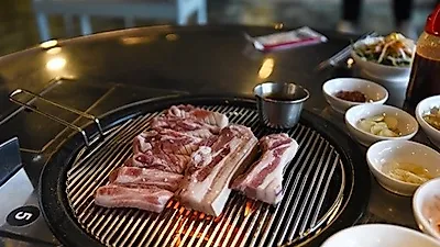 제주함덕맛집 '저팔계깡통숯불구이', 풍미 좋고 고소한 흑돼지를 즐길 수 있어 