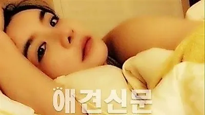 화사한 셀카...에이미, '어깨만 드러낸 채 매혹적'