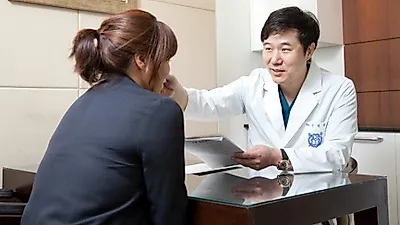 "사물이 흐리고 뿌옇게 보인다면?" 백내장 검진 필요