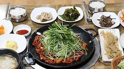 푸짐한 한상가득 제주공항 근처 맛집 '돈미가', 공영주차장 위치해 편리한 식사 제공