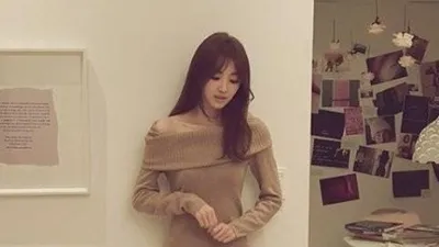'한쪽 쇄골 살짝 드러낸' 아름다운 자태 빠져드네