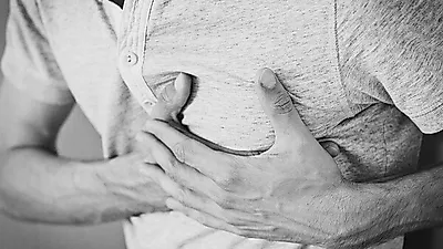 늦은 밤까지 달려야하는 고달픈 현대인의 재발 잦은 질병, '역류성 식도염의 치료방법'부터 알아야