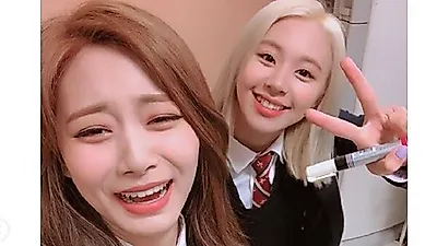 트와이스 쯔위 "웃픈 표정" 무슨 일?…채영과 나란히 졸업 인증샷 올려 화제