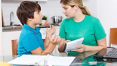 다른 집 말썽꾸러기 문제 아이, 잘못된 행동에 개입하는 것이 옳을까?