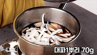 ヤンニョムカニの漬けの味の秘訣、野菜を煮出した味醤油と塩の下味が鍵