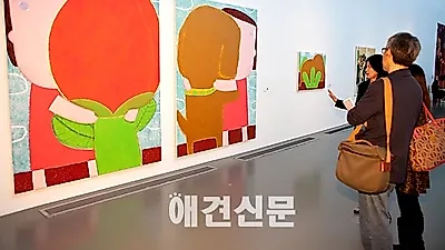 [포토]반려동물 이야기 '작품 감상중인 관람객들'