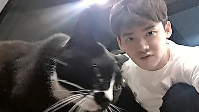 이종석, 길고양이와 훈훈한 투샷 "지나가던 길냥이"
