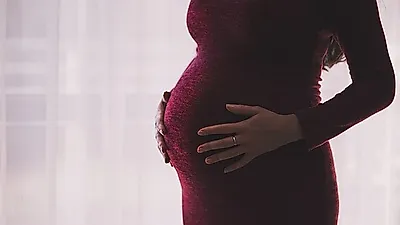 눈치채기 힘든  임신 초기증상…유방통, 미열 등의 증상이 느껴지면 임신초기증상?