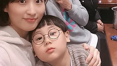 이승윤, 매니저-아내-아들과 행복한 가족사진 공개…"설사 때문에 결혼에 골인했다?" 러브스토리 화제