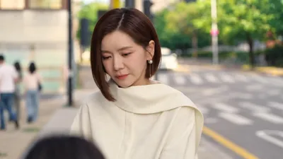 Jang Seo-hui extiende su mano hacia Jeon Hye-won tras caer en la calle... Miradas cruzadas en 'A Trap Called Desire'