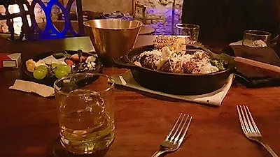문래동맛집 양키통닭&Second Floor, 참나무 장작으로 훈연한 부드러운 통닭과 독특한 인테리어