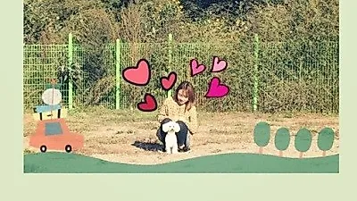 백아연, 풀 밭 위 반려견과 다정다감 오후 나들이