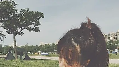 김남주 반려견과 따뜻한 햇살 아래 나들이