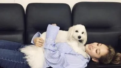 레인보우 멤버 재경 반려견 마카롱과 평화로운 한 때