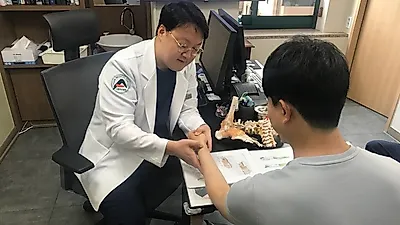 스마트폰이 불러오는 대표적인 손목통증, 손목터널증후군