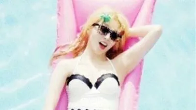 아이린, 튜브 침대에 누워 숨겨진 S라인 몸매 과시 '이 정도였어?'