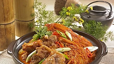 최고의 궁합을 자랑하는 등갈비와 김치를 이용해 만들 수 있는 등갈비김치찜