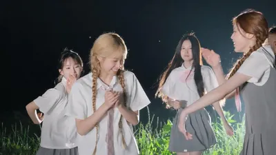 izna muestra un sólido trabajo en equipo en el set del video musical de 'DUMB HOT!'