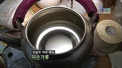 La vida de un hombre en la naturaleza que convive con 9 perros en la cima de una montaña en Goseong, Gangwon Province