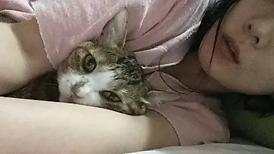 장나라 반려묘 품 안에 안은 채 "헤드락"