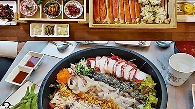 "도심 속 바다 향기" 홍대 맛집 탐방...'미남대게' 대게, 모듬물회 등 별미 메뉴 다채로와