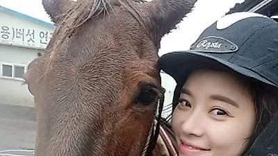 황정음, 승마 배우며 럭셔리한 신혼 라이프 "무거운 언니 태우느라 고생했어"