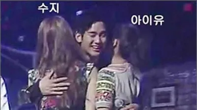 아이유 팔레트 화려한 귀환, 김수현과 다정하게 포옹… 옆에 있는 美女는 누구?