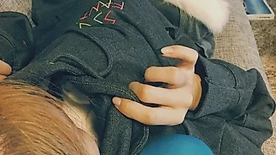 소유 품 안으로 들어온 반려견 "숨바꼭질 중"