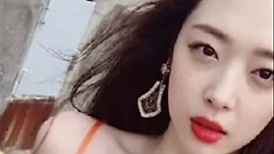 멍한 표정...설리, 부러질 듯 쇄골 슬립원피스 강렬한 레드립 '청초해'