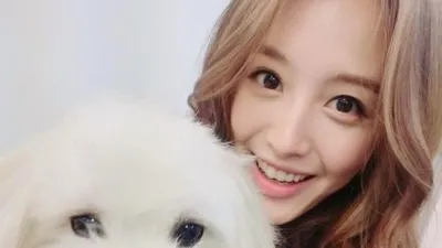 레인보우 재경, 반려견과 깜찍 투샷..."마카롱입니다"